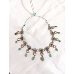 WHITE AND EMERALD STONE OVAL SILVER CARVING PIECES NECKLACE